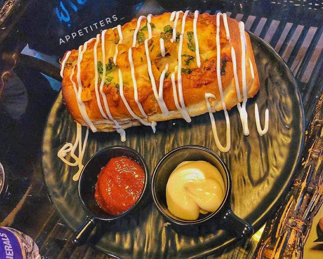 Cheese-topped stuffed bread with dips